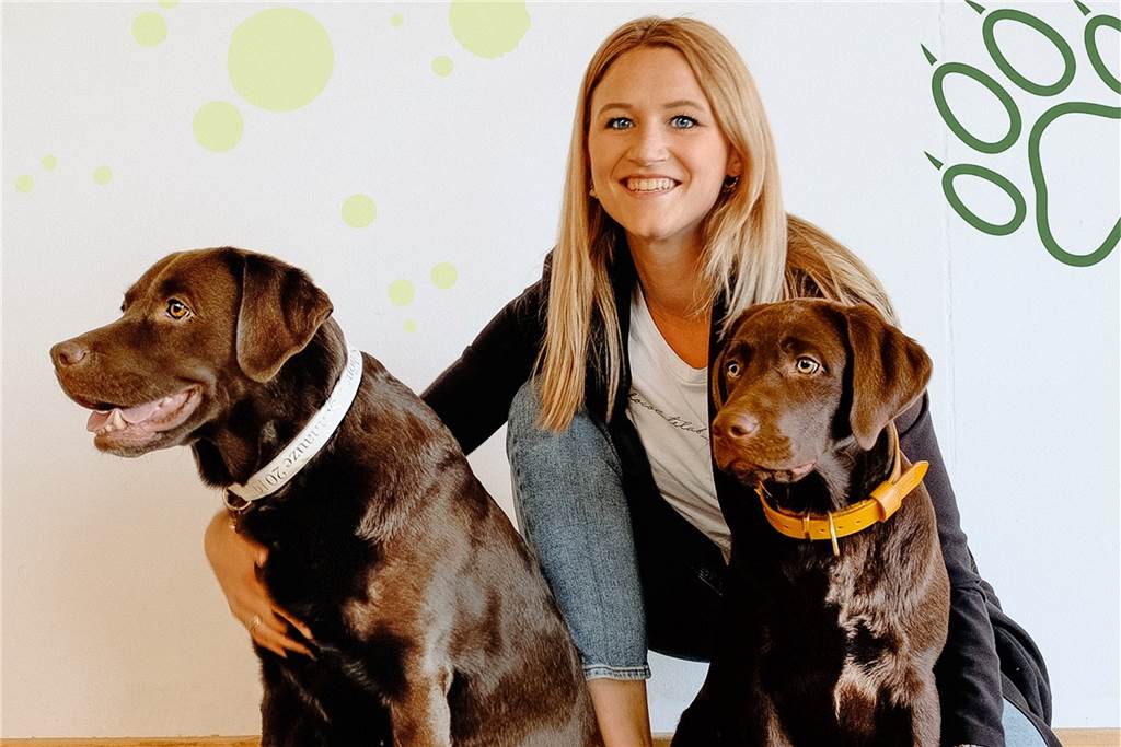 Peanut: Ein Jahr alt, 117.000 Instagram-Fans und ab jetzt tauschbar Miriam Fengler und ihre beiden Petfluencer Bailey und Peanut
