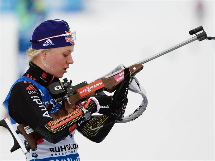 Biathlon-Staffeln laufen beide auf Rang drei Miriam Gössner beim Schießen. Foto: Angelika Warmuth
