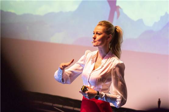 Wie Ex-Stuntfrau Miriam Höller nach zwei Schicksalsschlägen als Speakerin durchstartet