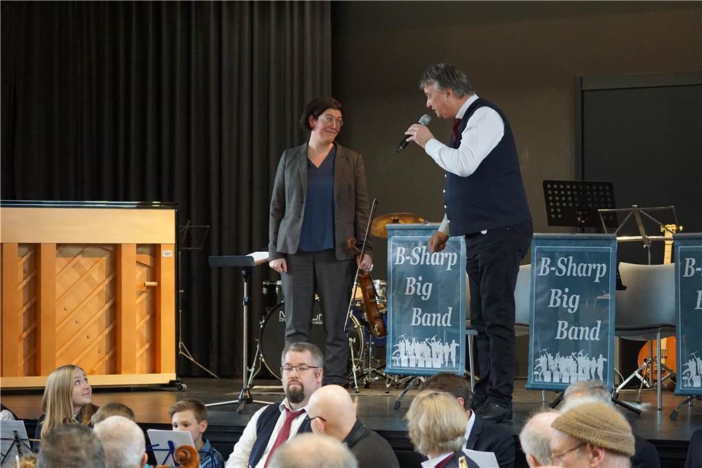 Mirjam Brüllmann, Leiterin der Musikschule und Manfred Hölscher, Leiter der Blaskapelle Ascheberg freuten sich sehr über ein volles Haus.