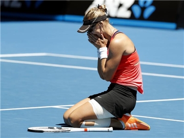 Mirjana Lucic-Baroni jubelt nach ihrem Sieg bei den Australian Open über Karolina Pliskova. Foto: Dita Alangkara
