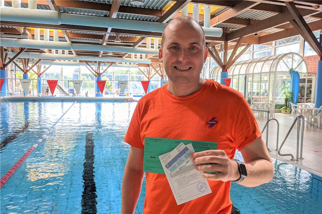 Hunderte Kinder warten in Dorsten auf einen Schwimmkurs Mirko Bernhardt von der Schwimmschule im Wulfener Hallenbad kann sich vor Anfragen aktuell kaum retten.