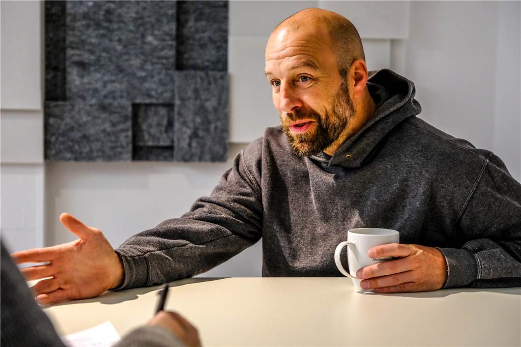 Gymnasiallehrer ist vom Job an der Grundschule „total überrascht“ Mirko Bregulla ist eigentlich Lehrer am Hittorf-Gymnasium. Er wurde abgeordnet, aushilfsweise an einer Grundschule zu unterrichten.