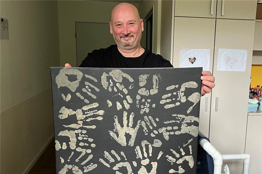 Silvia Busch (53) ist sterbenskrank: „Habe Einzug ins Hospiz gefeiert“ Mirko Busch mit dem Handabdrücke-Bild, das die Familie am Strand im holländischen Zandvoort gemacht hat.