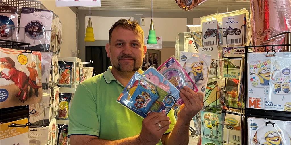 Kuriose Anzeige in Werne: 1200 Ballons, Gas und Maschinen zu verkaufen Mirko Gerhard hält mehrere Verpackungen in der Hand