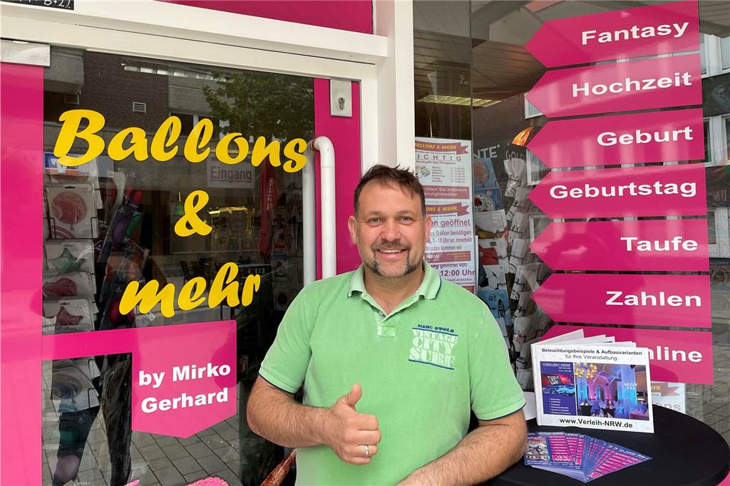 Kuriose Anzeige in Werne: 1200 Ballons, Gas und Maschinen zu verkaufen Mirko Gerhard steht vor seinem Ballonladen