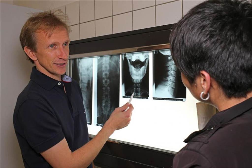 Mirko Kuhn ist ausgebildeter Orthopäde und auch in Sportmedizin ein Spezialist.