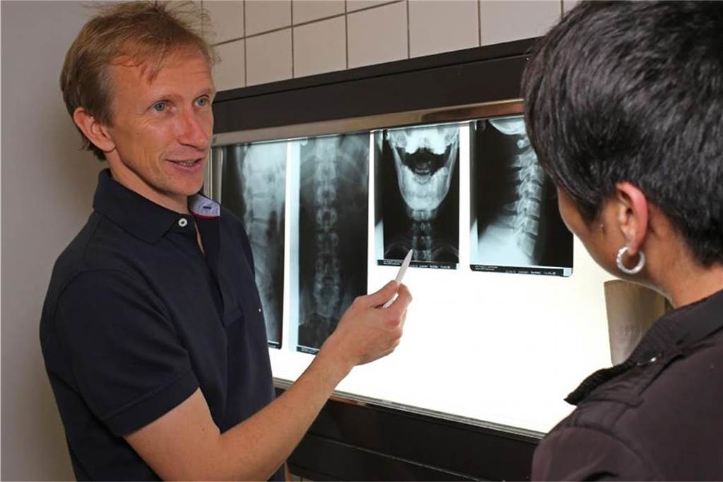 Mirko Kuhn ist ausgebildeter Orthopäde und auch in der Sportmedizin ein Spezialist.