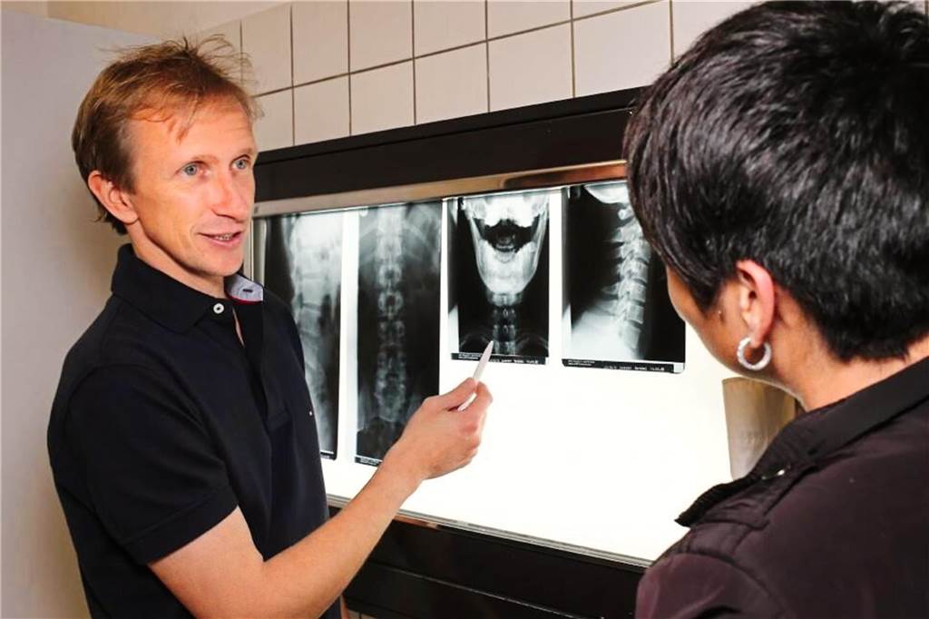 Laufen bei Eis und Schnee: Darauf gilt es für Sportler zu achten Mirko Kuhn ist ausgebildeter Orthopäde und auch in der Sportmedizin ein Spezialist.