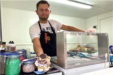 Miroslav Borgmann hat seinen kleinen Food-Truck vor dem Stadion des VfL geparkt. Hier stellt er täglich die Ice Rolls vor den Augen seiner Kunden her.