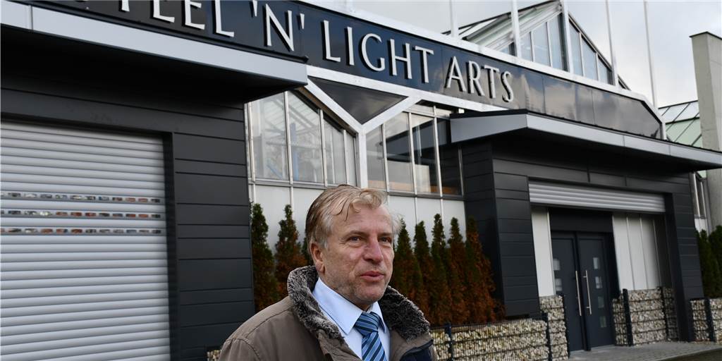 Mirsad Freibergs alte Dehner-Immobilie soll wieder verkauft werden Mirsad Freiberg 2020 vor dem Unternehmen Steel'n'Light Arts in einer Nebenhalle des ehemaligen Dehner-Komplexes an der Siemensstraße. Jetzt steht die komplette Immobilie wieder zum Verkauf.