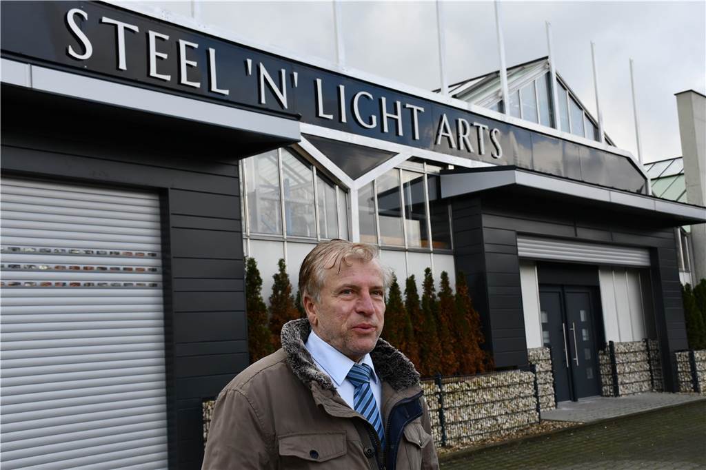 Plagiatsjäger ziehen Vorwurf gegen Mirsad Freiberg plötzlich zurück Mirsad Freiberg 2020 vor dem Unternehmen Steel'n'Light Arts in einer Nebenhalle des ehemaligen Dehner-Komplexes an der Siemensstraße.