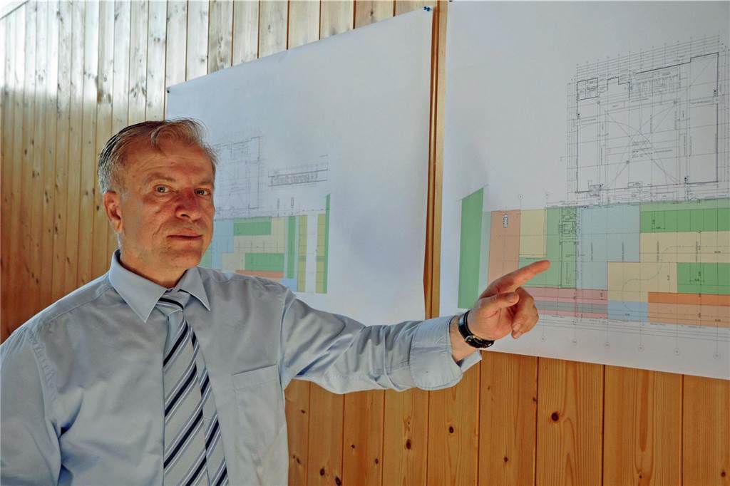 Plagiatsvorwürfe gegen Turbo-Student Mirsad Freiberg (56) Mirsad Freiberg vor Plänen für eine Waschstraße im ehemaligen Dehner-Gebäude.