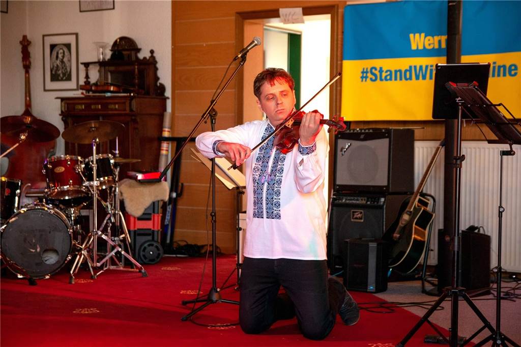 Musikschule Margarita schickt Kinder mit Konzerten glücklich in die Ferien Misha Nodelman bei seinem Auftritt beim Benefizkonzert im Musiksalon.