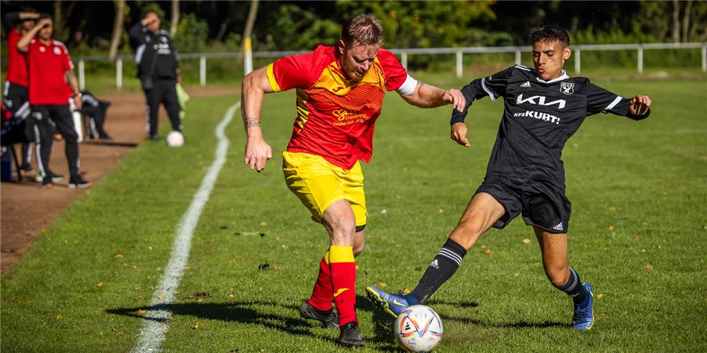 SG Castrop bleibt bei Mengede 08/20 ohne einen Torschuss Mit 0:4 das Nachsehen in Mengede hatten Yassine Bouchantiya (r) und die SG Castrop.