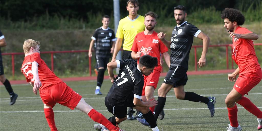 Arminia Ickern: Neuzugang im Staff hat Vergangenheit im Trikot des DFB und von Schalke 04 Mit 1:0 gewann Arminia Ickern (rote Trikots) im August das Derby gegen Eintracht Ickern. Arminias neuer Physiotherapeut und Co-Trainer hatte seine Mannschaft mit einem ganz besonderen Anreiz angespornt.