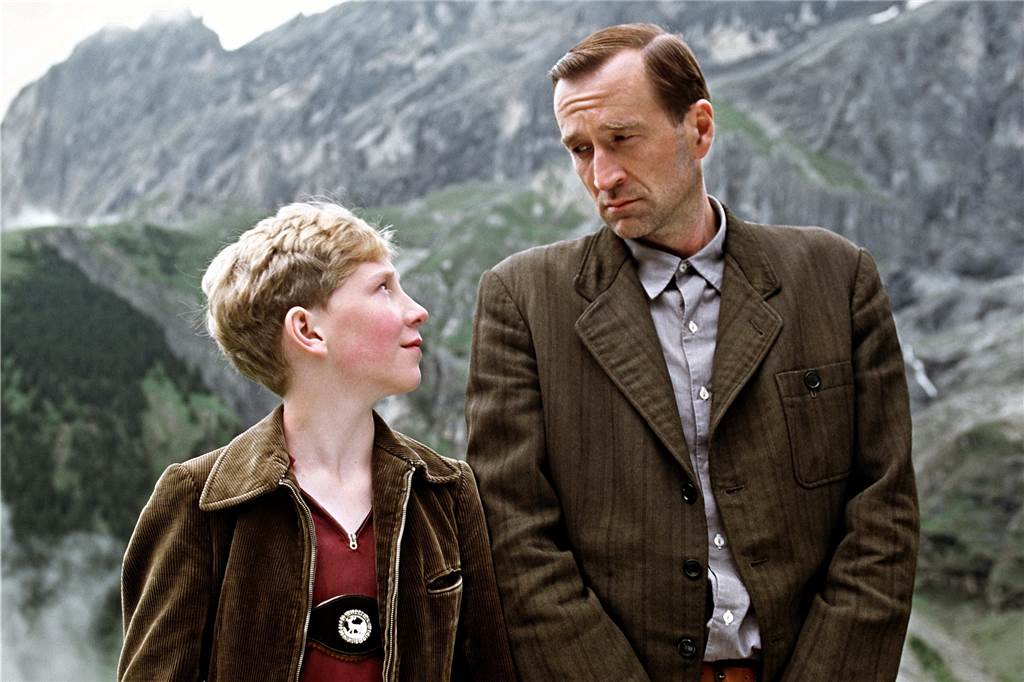 Louis Klamroth übernimmt „Hart aber fair“: Wer ist der neue Mann der ARD? Mit 11 Jahren spielte Louis Klamroth gemeinsam mit seinem Vater im Kinofilm „Das Wunder von Bern“ unter der Regie von Sönke Wortmann.