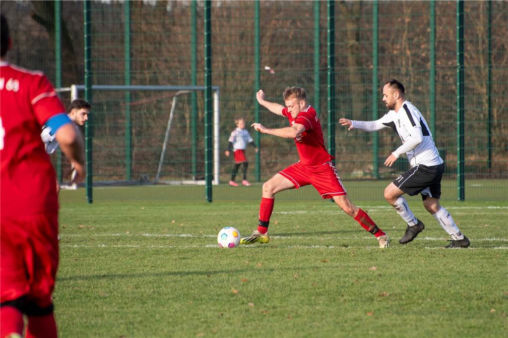 Mit 1:2 unterlag der SV Hullern der DJK Germania Lenkerbeck, Tabellenführer der Kreisliga C2. Dabei waren die Gegentore durchaus vermeidbar und die Hullerner vergaben noch einige gute Chancen. Da wäre durchaus mehr drin gewesen für den SVH.