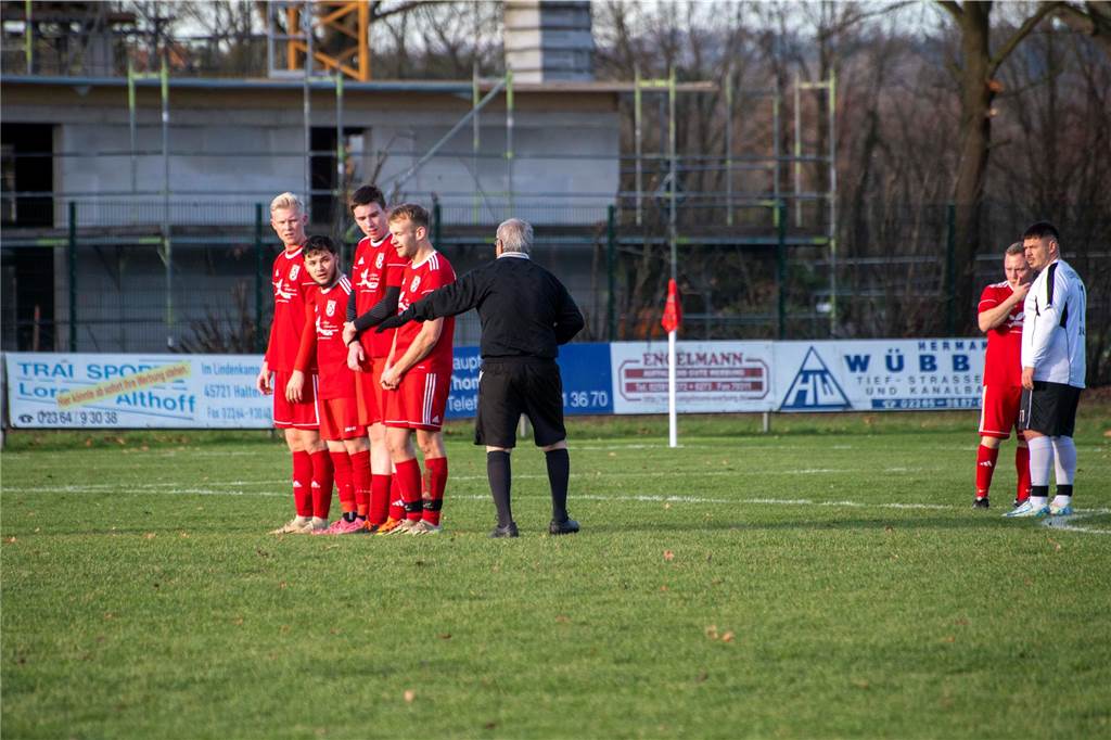 Mit 1:2 unterlag der SV Hullern der DJK Germania Lenkerbeck, Tabellenführer der Kreisliga C2. Dabei waren die Gegentore durchaus vermeidbar und die Hullerner vergaben noch einige gute Chancen. Da wäre durchaus mehr drin gewesen für den SVH.