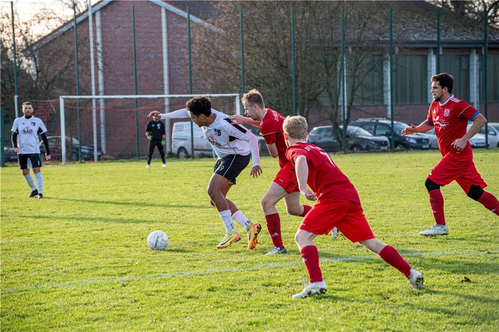 Mit 1:2 unterlag der SV Hullern der DJK Germania Lenkerbeck, Tabellenführer der Kreisliga C2. Dabei waren die Gegentore durchaus vermeidbar und die Hullerner vergaben noch einige gute Chancen. Da wäre durchaus mehr drin gewesen für den SVH.