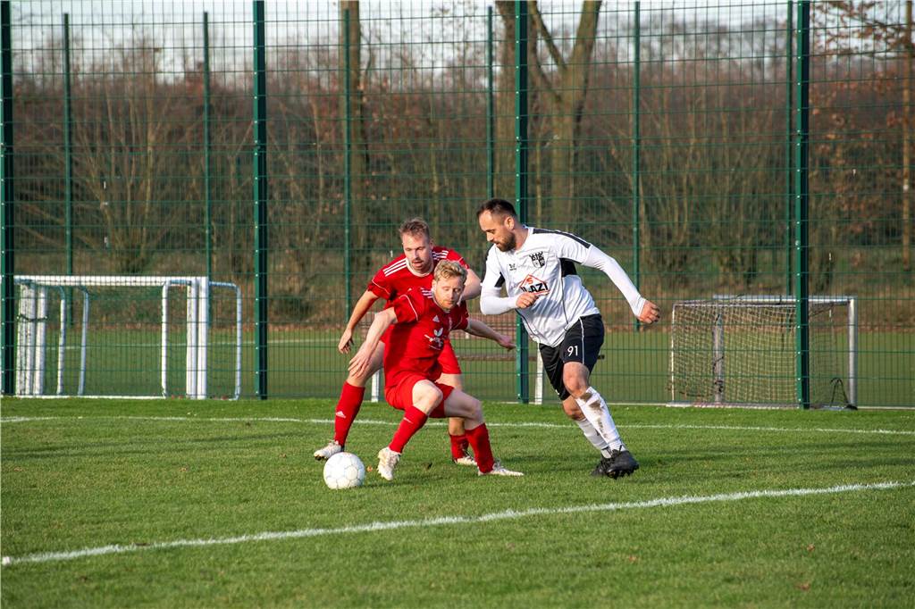 Mit 1:2 unterlag der SV Hullern der DJK Germania Lenkerbeck, Tabellenführer der Kreisliga C2. Dabei waren die Gegentore durchaus vermeidbar und die Hullerner vergaben noch einige gute Chancen. Da wäre durchaus mehr drin gewesen für den SVH.