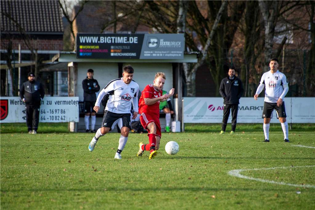 Mit 1:2 unterlag der SV Hullern der DJK Germania Lenkerbeck, Tabellenführer der Kreisliga C2. Dabei waren die Gegentore durchaus vermeidbar und die Hullerner vergaben noch einige gute Chancen. Da wäre durchaus mehr drin gewesen für den SVH.