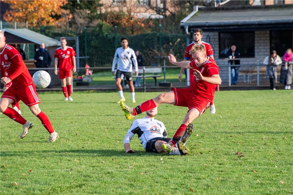 Mit 1:2 unterlag der SV Hullern der DJK Germania Lenkerbeck, Tabellenführer der Kreisliga C2. Dabei waren die Gegentore durchaus vermeidbar und die Hullerner vergaben noch einige gute Chancen. Da wäre durchaus mehr drin gewesen für den SVH.