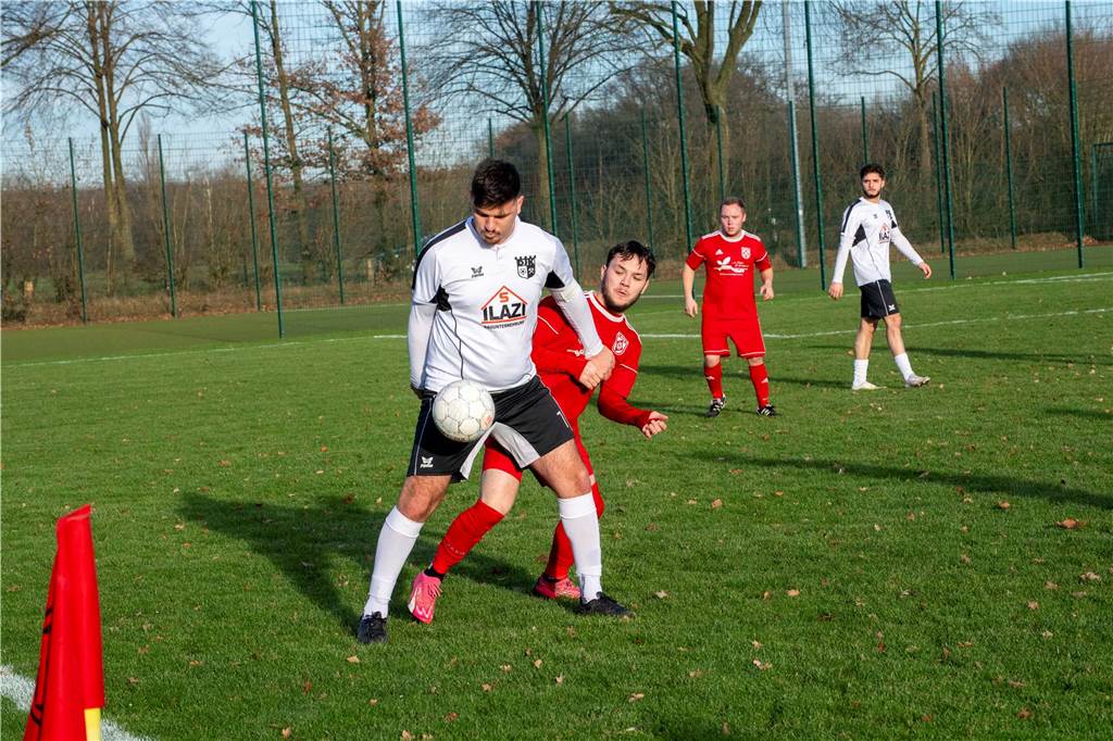 Mit 1:2 unterlag der SV Hullern der DJK Germania Lenkerbeck, Tabellenführer der Kreisliga C2. Dabei waren die Gegentore durchaus vermeidbar und die Hullerner vergaben noch einige gute Chancen. Da wäre durchaus mehr drin gewesen für den SVH.