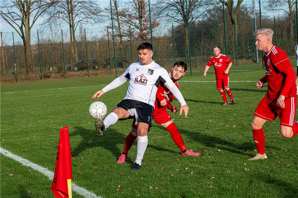 Mit 1:2 unterlag der SV Hullern der DJK Germania Lenkerbeck, Tabellenführer der Kreisliga C2. Dabei waren die Gegentore durchaus vermeidbar und die Hullerner vergaben noch einige gute Chancen. Da wäre durchaus mehr drin gewesen für den SVH.