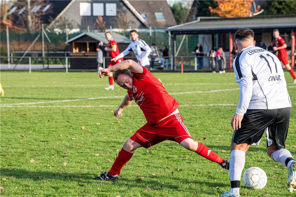 Mit 1:2 unterlag der SV Hullern der DJK Germania Lenkerbeck, Tabellenführer der Kreisliga C2. Dabei waren die Gegentore durchaus vermeidbar und die Hullerner vergaben noch einige gute Chancen. Da wäre durchaus mehr drin gewesen für den SVH.