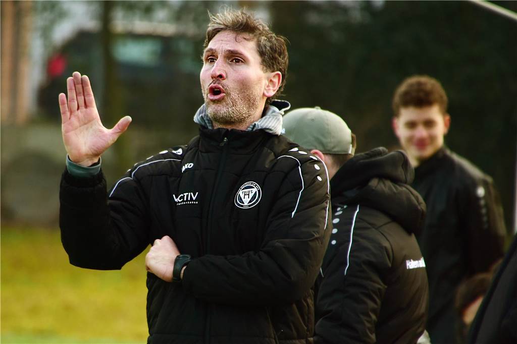 Sebastian Amendt dirigiert an der Seitenlinie