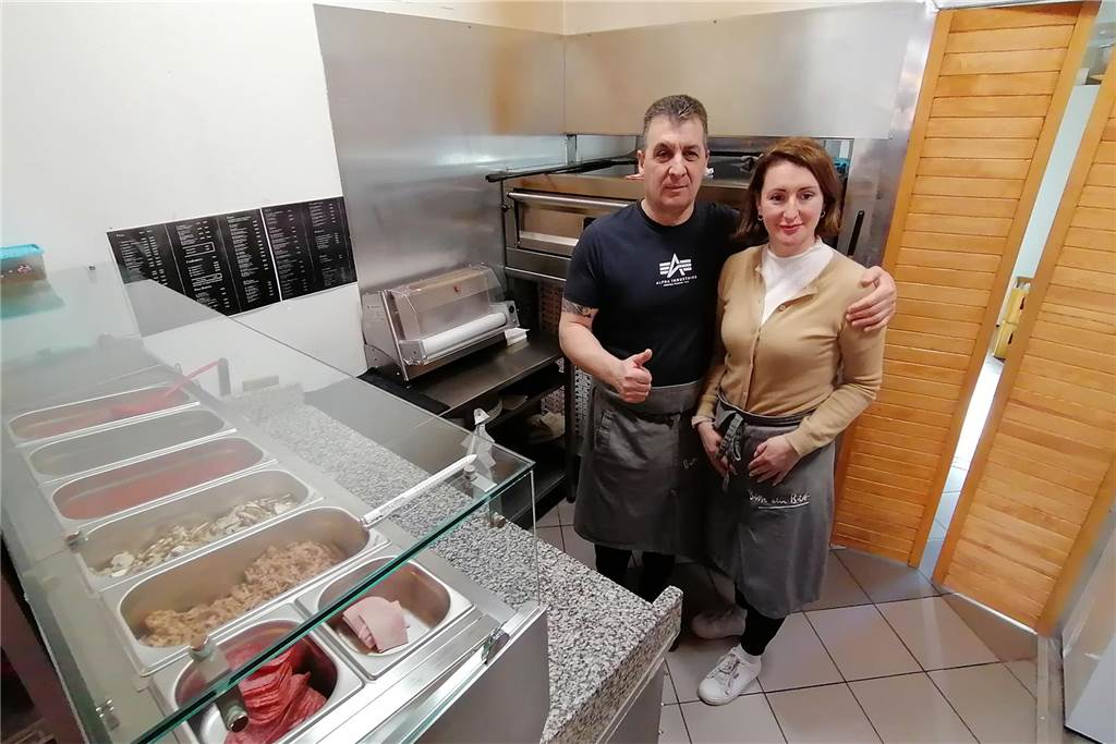 Mengeder Pizzeria: Caliguiris zeigen großes Herz für kleine Gäste Pino und Olga Caligiuri vor dem Pizzaofen.