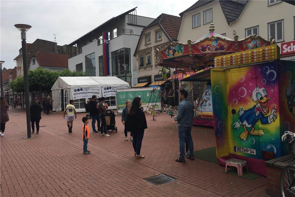 Schausteller freuen sich über erste Gäste in der Lüner Innenstadt Mit 1,5 Metern Abstand warten die Kinder freudig auf eine Fahrt auf dem Kinderkarussell in Lünen.