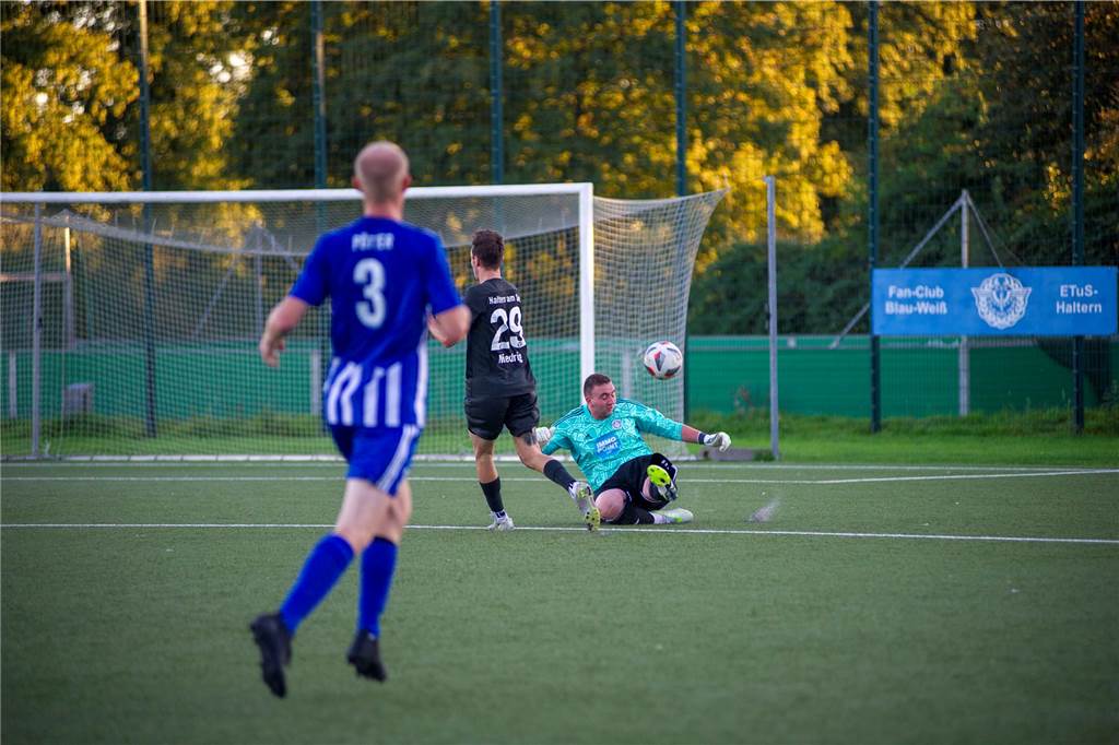 TuS Haltern wird Favoritenrolle gerecht: Die schönsten Fotos vom Derby beim ETuS zum Durchklicken Mit 1:5 musste sich A-Ligist ETuS Haltern im Kreispokal dem Westfalenligist TuS Haltern am See geschlagen geben.