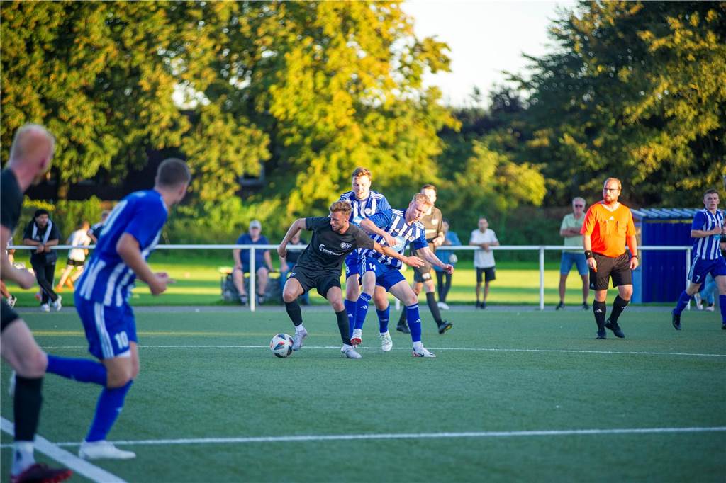TuS Haltern wird Favoritenrolle gerecht: Die schönsten Fotos vom Derby beim ETuS zum Durchklicken Mit 1:5 musste sich A-Ligist ETuS Haltern im Kreispokal dem Westfalenligist TuS Haltern am See geschlagen geben.