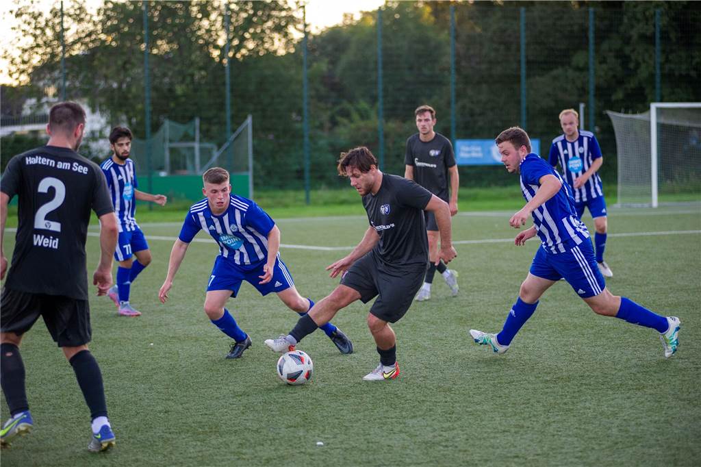 TuS Haltern wird Favoritenrolle gerecht: Die schönsten Fotos vom Derby beim ETuS zum Durchklicken Mit 1:5 musste sich A-Ligist ETuS Haltern im Kreispokal dem Westfalenligist TuS Haltern am See geschlagen geben.