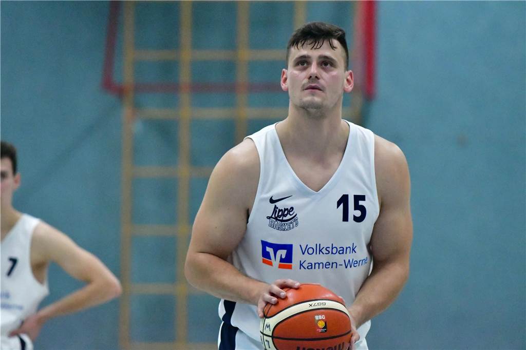 Robin Brachhaus hält einen Basketball in den Händen. 