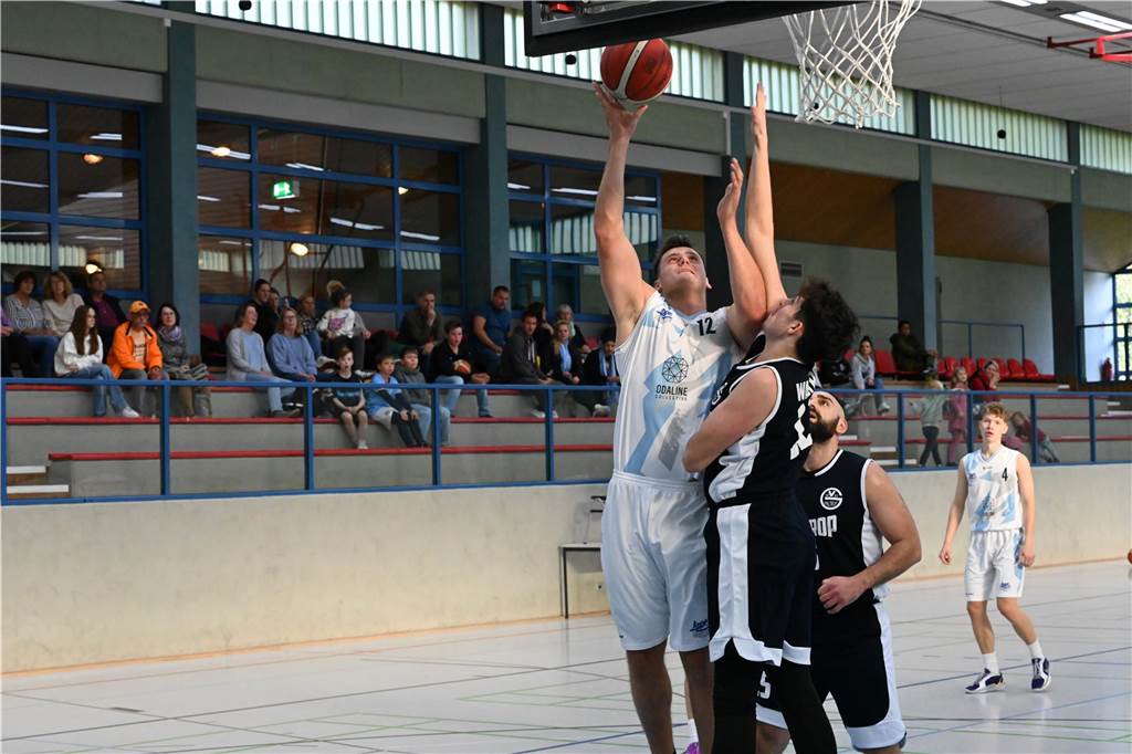 LippeBaskets-Frauen überrollen Kaiserau, Reserve entscheidet Spiel früh Robin Brachhaus am Korb.