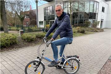 Ein Mann fährt auf dem Klapprad
