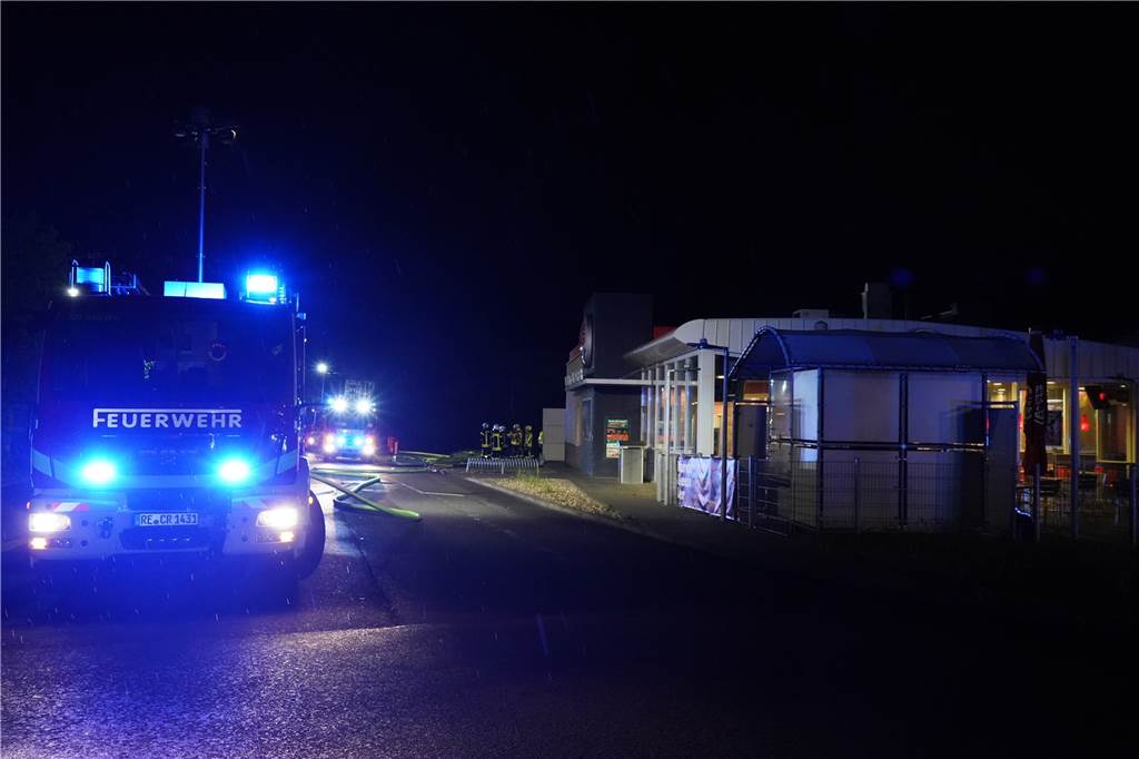 Burger King in Brand: Menschen versuchten, Feuer auf dem Dach zu löschen Mit 20 Einsatzkräften war die Feuerwehr in der Nacht zu Montag bei einem Brand an der B235 beschäftigt.