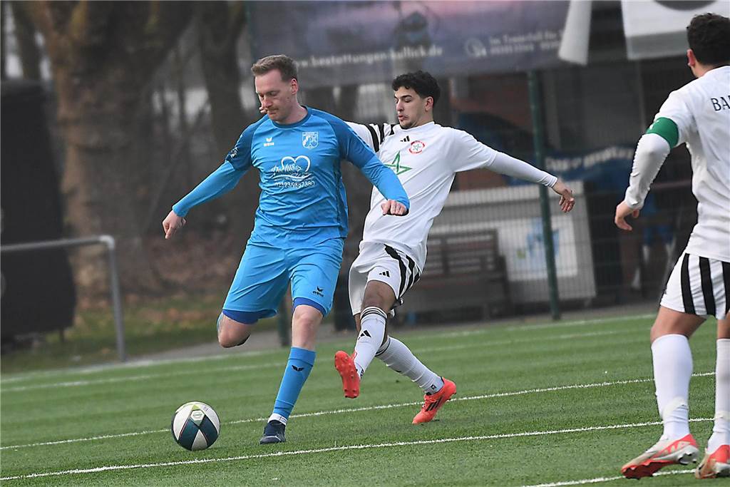 Mit 2:0 geführt, kurz vor Schluss noch das 2:3 kassiert und obendrein auch noch Verletzungssorgen: Aufgrund personeller Ausfälle stand beim SV Wacker Obercastrop II (blaue Trikots) mit Akin Ciger ein Spieler des Westfalenliga-Teams gegen den Essener A-Ligisten Bader SV in der Startformation. Bei einem Zweikampf verletzte sich Ciger und ein Rettungswagen rückte zur Erin-Kampfbahn aus.