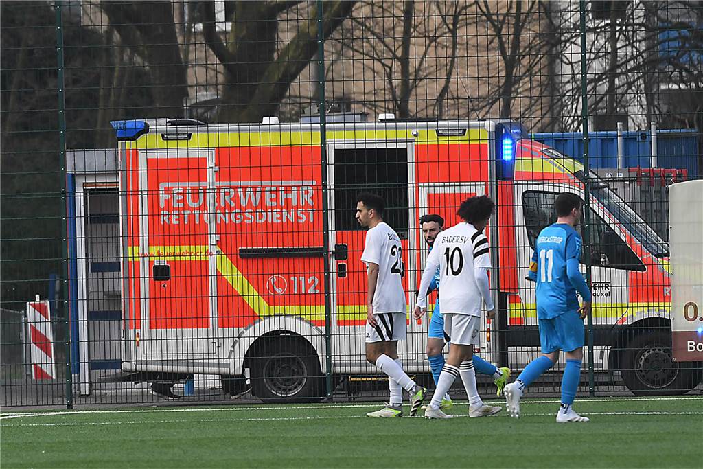 Mit 2:0 geführt, kurz vor Schluss noch das 2:3 kassiert und obendrein auch noch Verletzungssorgen: Aufgrund personeller Ausfälle stand beim SV Wacker Obercastrop II (blaue Trikots) mit Akin Ciger ein Spieler des Westfalenliga-Teams gegen den Essener A-Ligisten Bader SV in der Startformation. Bei einem Zweikampf verletzte sich Ciger und ein Rettungswagen rückte zur Erin-Kampfbahn aus.