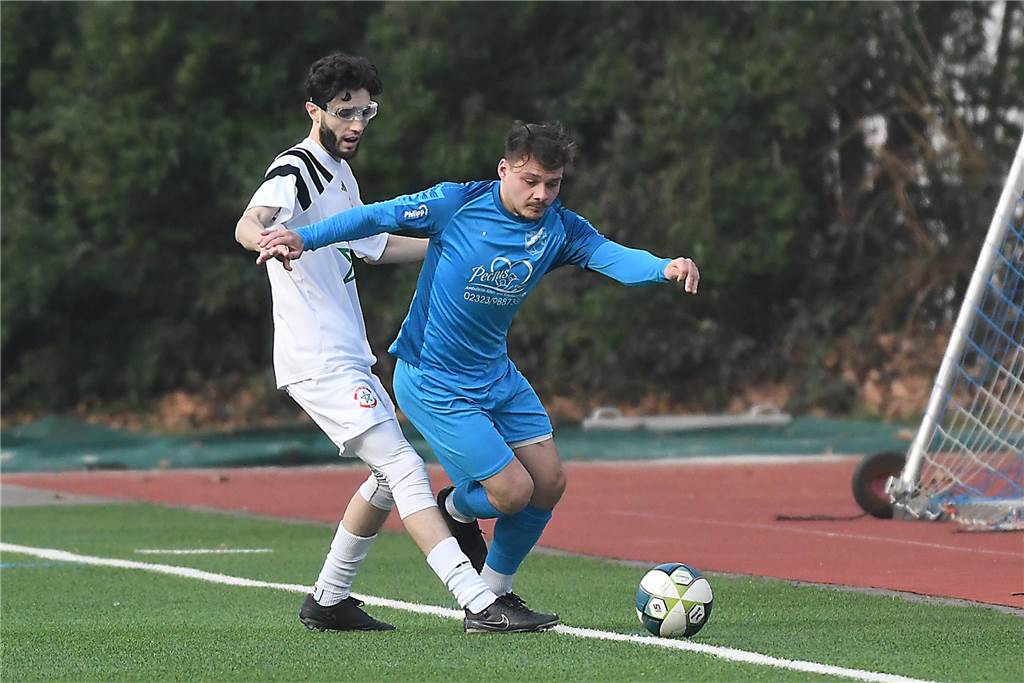 Mit 2:0 geführt, kurz vor Schluss noch das 2:3 kassiert und obendrein auch noch Verletzungssorgen: Aufgrund personeller Ausfälle stand beim SV Wacker Obercastrop II (blaue Trikots) mit Akin Ciger ein Spieler des Westfalenliga-Teams gegen den Essener A-Ligisten Bader SV in der Startformation. Bei einem Zweikampf verletzte sich Ciger und ein Rettungswagen rückte zur Erin-Kampfbahn aus.