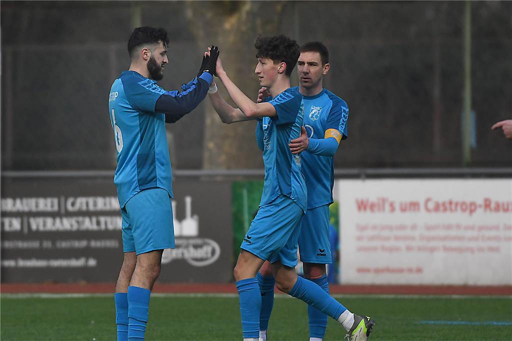 Mit 2:0 geführt, kurz vor Schluss noch das 2:3 kassiert und obendrein auch noch Verletzungssorgen: Aufgrund personeller Ausfälle stand beim SV Wacker Obercastrop II (blaue Trikots) mit Akin Ciger ein Spieler des Westfalenliga-Teams gegen den Essener A-Ligisten Bader SV in der Startformation. Bei einem Zweikampf verletzte sich Ciger und ein Rettungswagen rückte zur Erin-Kampfbahn aus.