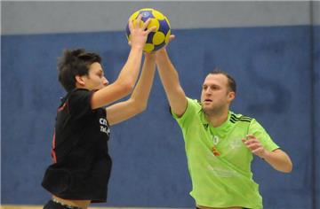 Mit 21:17 gewannen Spielertrainer Marcel Balzuweit (rechts) und sein KC Grün-Weiß das Kellerduell mit dem HKC Albatros – hier mit Jan Rzisnik am Ball, der sich bereits in der ersten Spielminute verletzte.