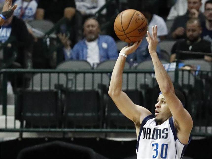 Ohne NBA-Star Nowitzki verliert Dallas erneut Mit 23 Punkten war Seth Curry der beste Werfer der Mavericks. Foto: Larry W. Smith