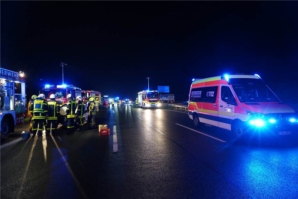 Unfall auf der A2 am Morgen: Lkw und drei Autos beteiligt Mit 35 Einsatzkräften war die Feuerwehr Castrop-Rauxel auf der A2 im Einsatz.