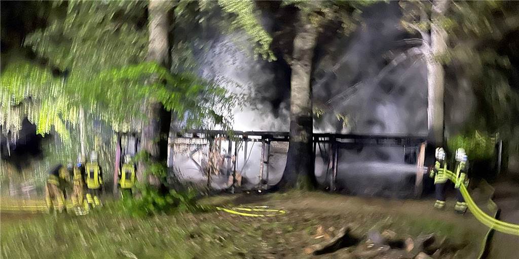 Mit 40 Einsatzkräften bekämpfte die Feuerwehr den Brand im Park von Haus Villigst.