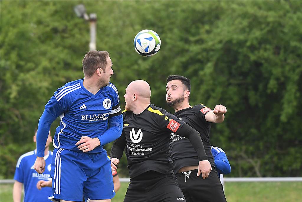 Mit 5:0 gewann der VfB Habinghorst (blaue Trikots) deutlich gegen den RSV Holthausen. Und zwar in Unterzahl, denn Torhüter Max Kessebohm erhielt einen Platzverweis.