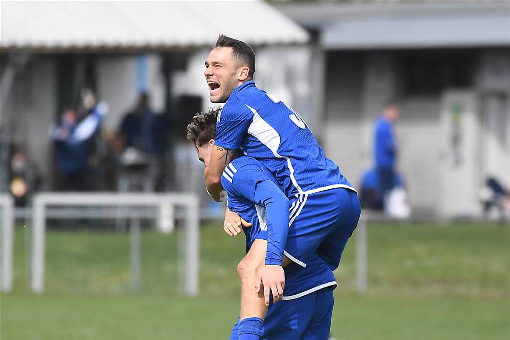Mit 5:0 gewann der VfB Habinghorst (blaue Trikots) deutlich gegen den RSV Holthausen. Und zwar in Unterzahl, denn Torhüter Max Kessebohm erhielt einen Platzverweis.